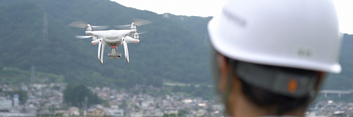 山を丸ごとドローンで測量。レイヤーとして重ねることで、斜面の変化を把握。